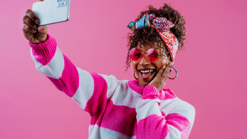 A vibrant micro-influencer taking a selfie to promote brand content — illustrating how Clicks Gorill, a top SEO company in Kolkata, leverages influencer collaboration as a powerful content seeding strategy.